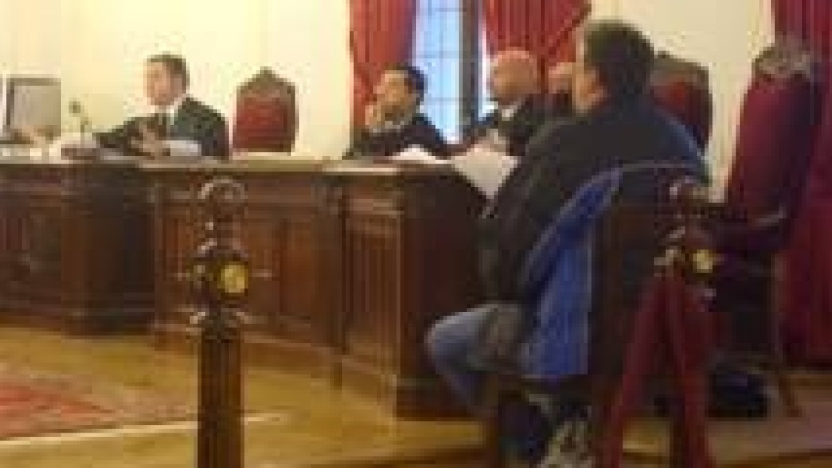 El imputado en el crimen (de espaldas) escucha el informe y las explicaciones del fiscal