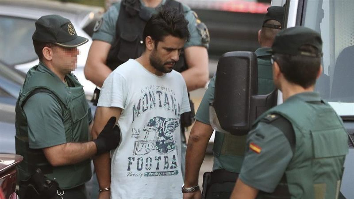 Salah El Karib custodiado por agentes de la Guardia Civil en su traslado hacia la Audiencia Nacional el pasado martes.
