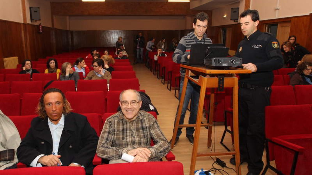 Los policías preparando ayer la charla informativa.