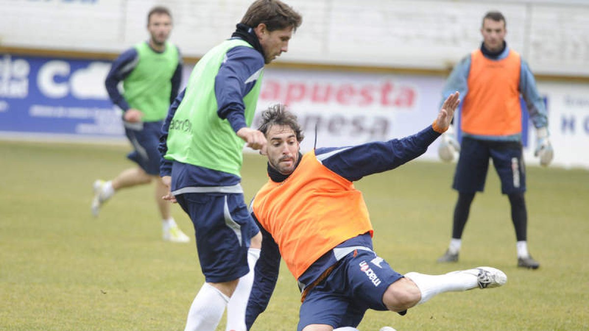Prendes lucha por el balón con Vázquez durante un entrenamiento de la Cultural.