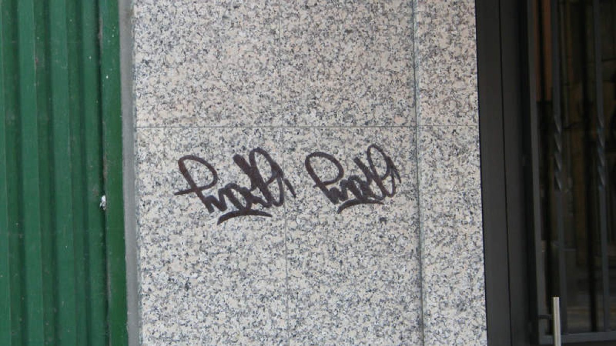 Pintadas localizadas este fin de semana en un portal.