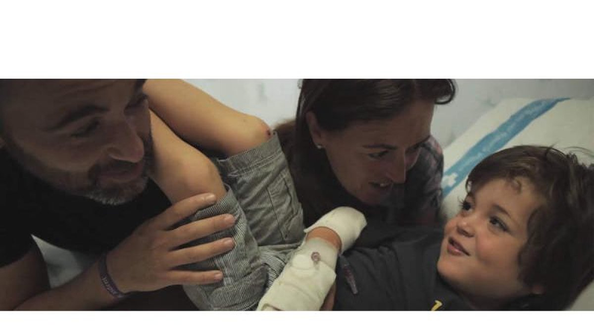 Eva y David con su hijo Nacho, aquejado de la enfermedad de Dent, en uno de sus ingresos hospitalarios. DL