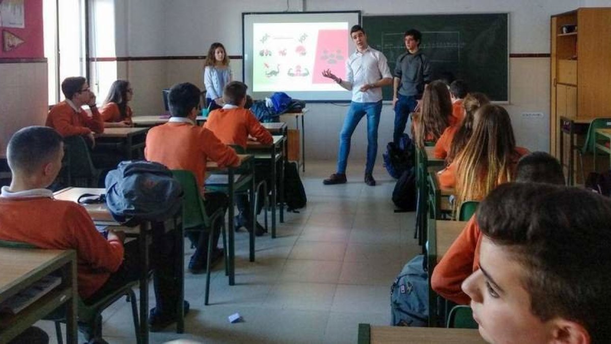 Los biotecnológos muestran su trabajo a los estudiantes para fomentar vocaciones científicas.