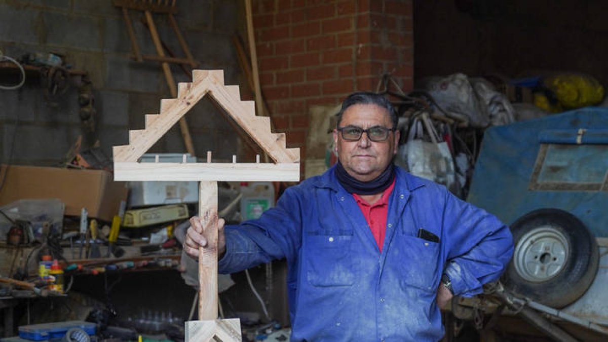 Ángel Mateos, un artesano que hace ramos leoneses de Navidad. MIGUEL F. B.