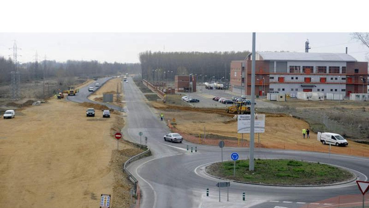 Aspecto de las obras del Acceso Sur de León, una de las inversiones que se mantienen.