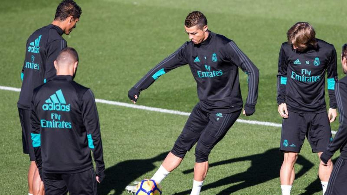 Cristiano Ronaldo, Modric y Varane, durante el entrenamiento realizado ayer. RODRIGO JIMENEZ