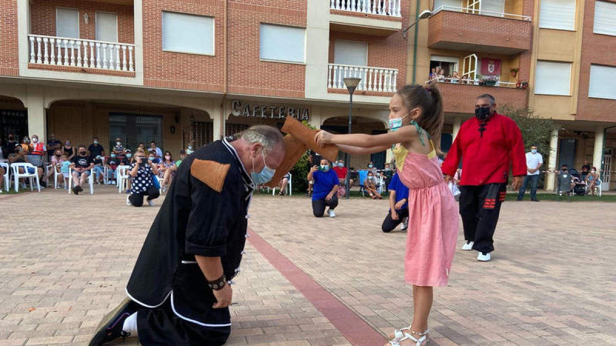 Momento de la actuación realizada ayer por los Jiménez en la plaza de Quevedo de La Bañeza. RAMIRO
