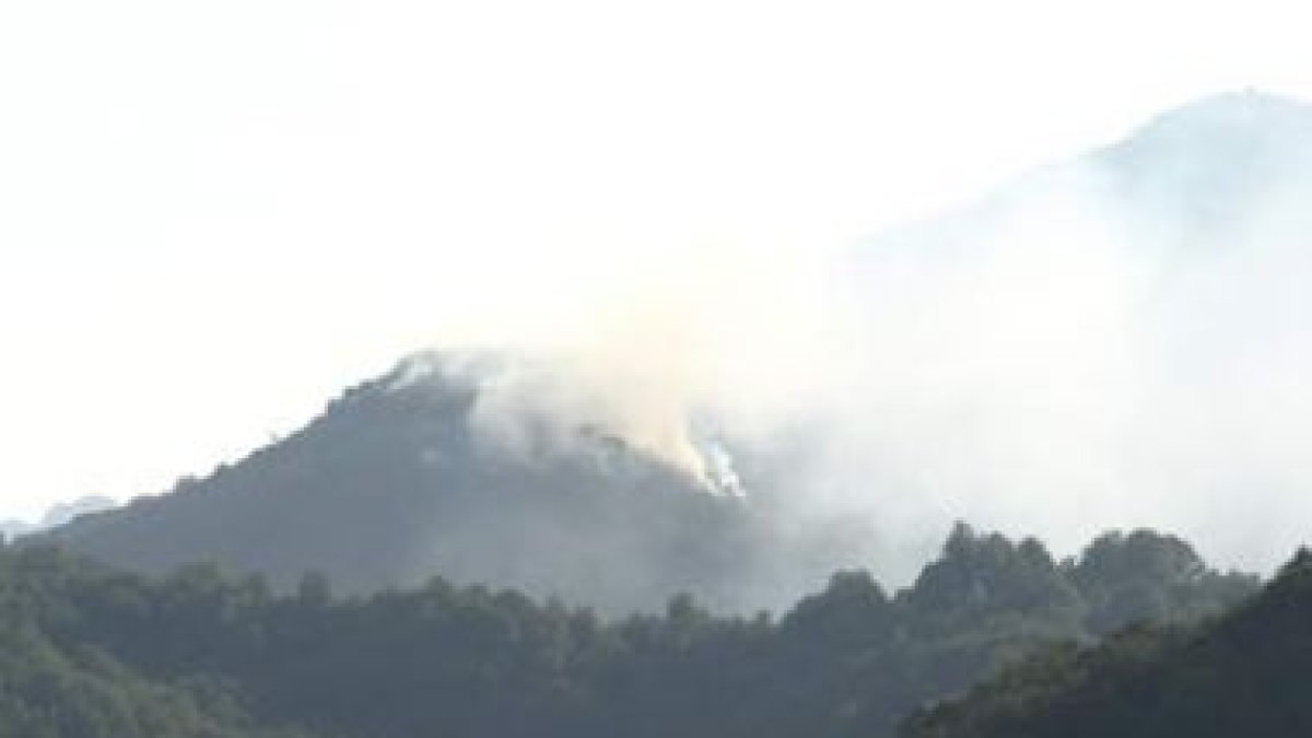 El fuego afecta a monte bajo y matorral del límite entre Prioro y Tejerina, en el parque regional.