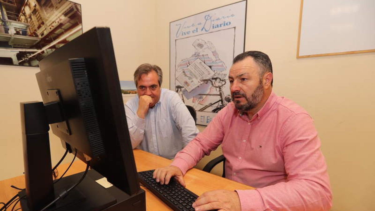 Eduardo Morán, ayer, contestando a las preguntas de los lectores de internet de Diario de León en la sede del periódico en Ponferrada, junto a Manuel C. Cachafeiro. L. DE LA MATA