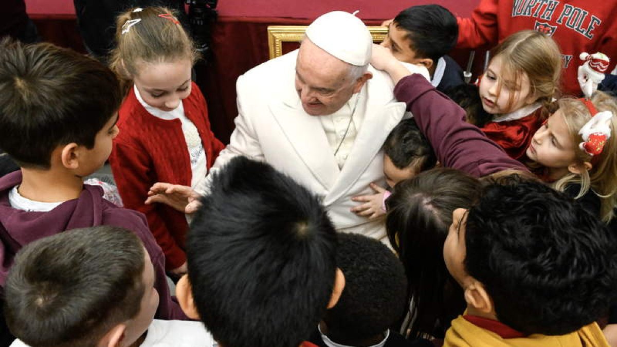 Los niños y niñas participantes en la fiesta se acercan a felicitar al papa Francisco. VATICAN MEDIA HANDOUT