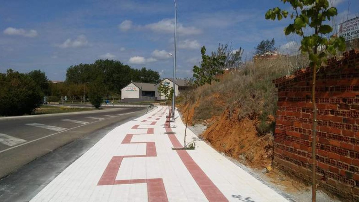 La acera de 150 metros de longitud conecta las calles Astorga y Polideportivo y tiene 3 metros de ancho. DL