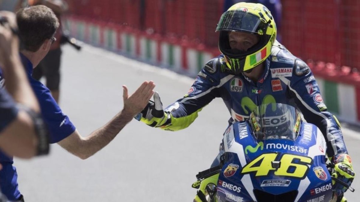 Lin Jarvis, jefe de Yamaha, felicita a Valentino Rossi por su 'pole' en Mugello.