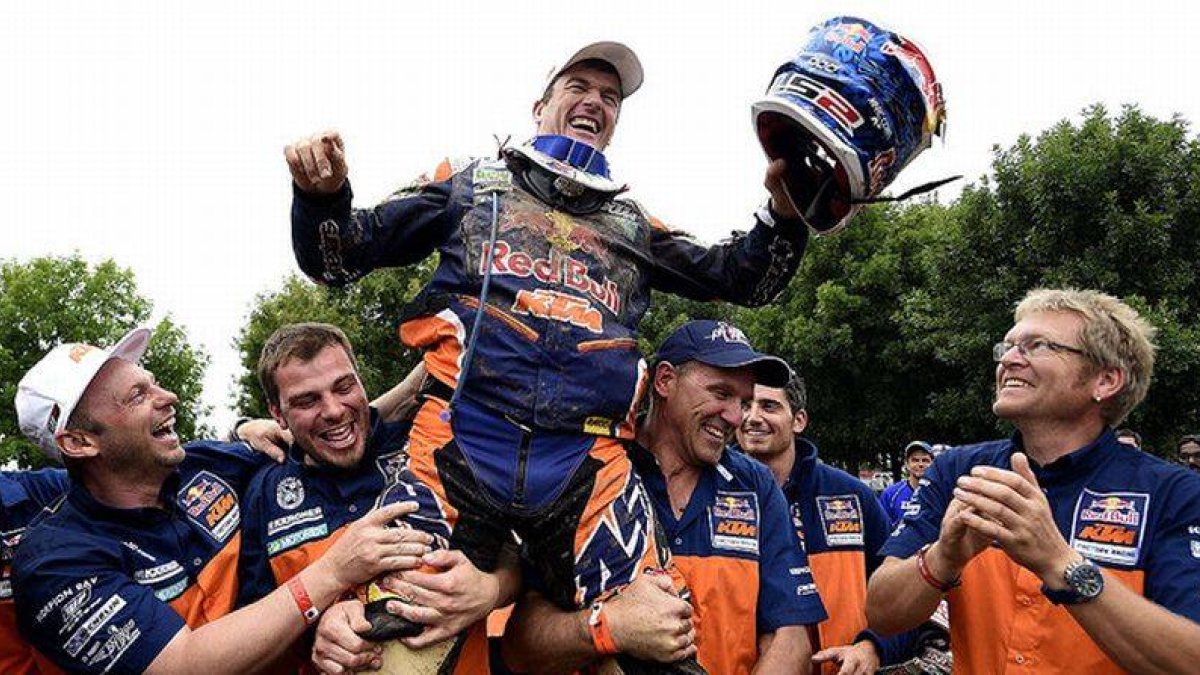 Marc Coma celebra con su equipo (KTM) su victoria en el Dakar 2015, la quinta del piloto catalán, a la llegada a Buenos Aires.