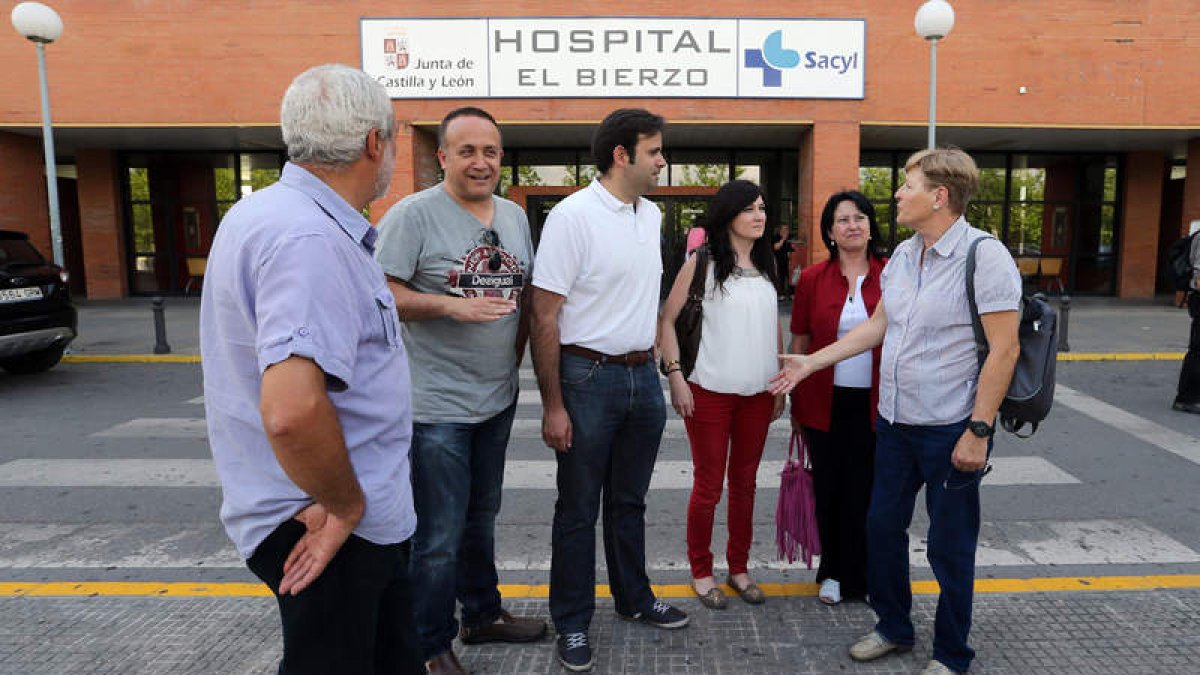 Antonio Vega, Gerardo Álvarez Courel, Tino Rodríguez, Paula Rodríguez, Ángela Marqués y Rita Prada, ayer ante el hospital.