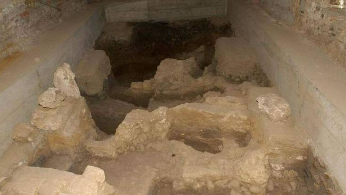 Imagen de una de las estancias en la que se ven todos los muros que aparecían: los de la Legio VI y los de la VII.