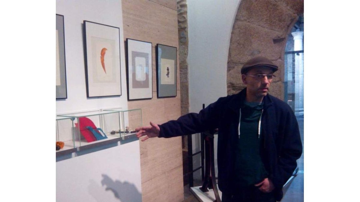 Santos, con parte de su obra expuesta en el Museo del Bierzo.
