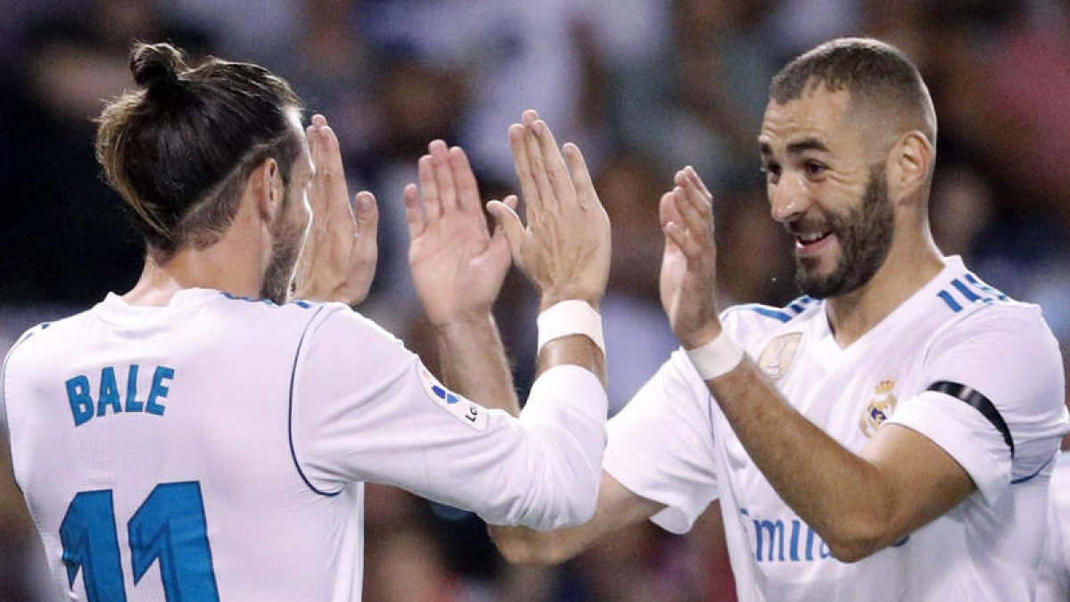 Gareth Bale celebra su gol con el francés Karim Benzema. LAVANDEIRA