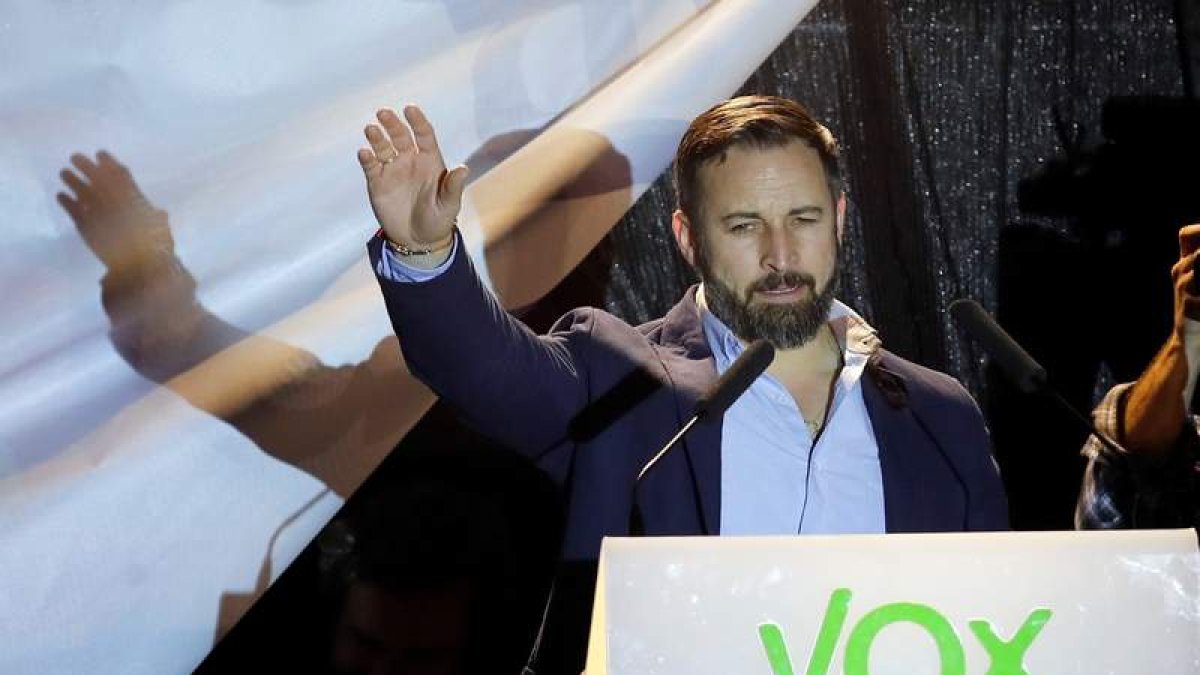 Santiago Abascal valora los resultados en la madrileña plaza Margaret Thatcher. JUAN CARLOS HIDALGO