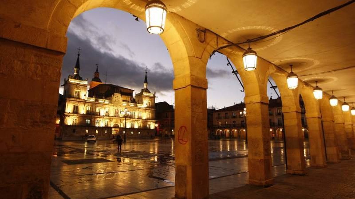 La casa de la gota de leche o edificio mirador, al fondo, ahora sede del taller de artes.