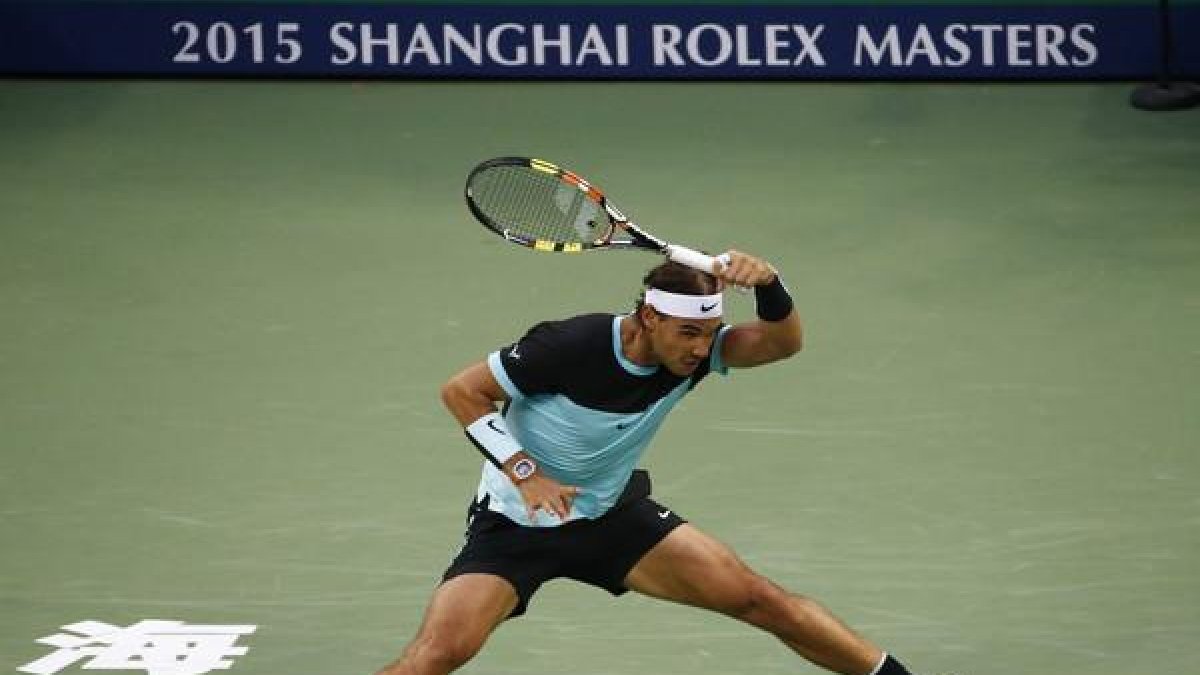 Rafael Nadal le devuelve una pelota al francés Jo-Wilfried Tsonga durante la semifinal en el Masters 1000 de Shanghái.