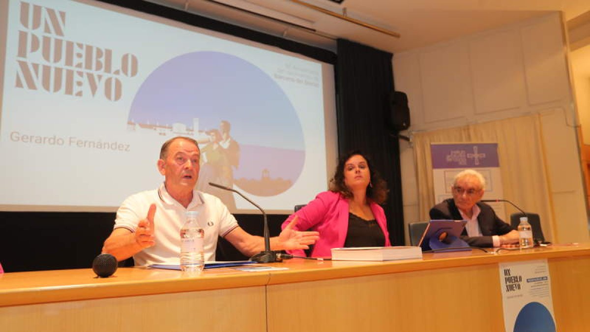 Gerardo Fernández, Mariola Estrada y Luis del Olmo, ayer en la Casa de la Cultura. L. DE LA MATA