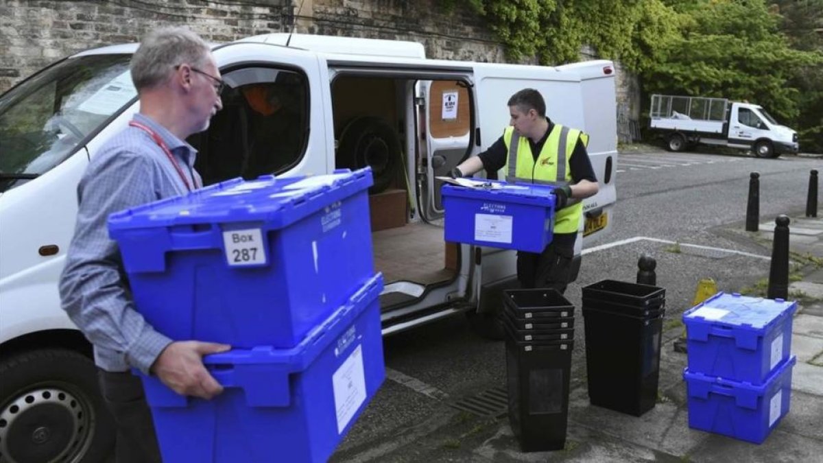 Traslado de las urnas que van a ser empleadas en el referéndum del 'brexit'.