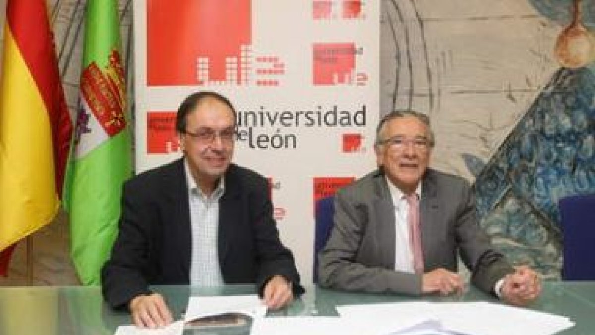 Los representantes de la universidad y la fundación, durante la firma.
