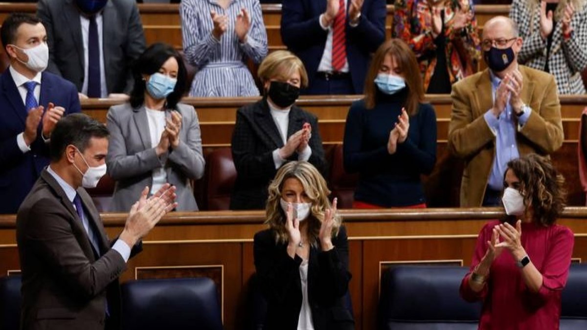 La ministra de Trabajo, Yolanda Díaz es aplaudida por la bancada socialista tras su intervención en el pleno del Congreso de los Diputados que debate y vota la convalidación de la reforma laboral pactada entre Gobierno y agentes sociales y aprobada por decreto ley. JUAN CARLOS HIDALGO