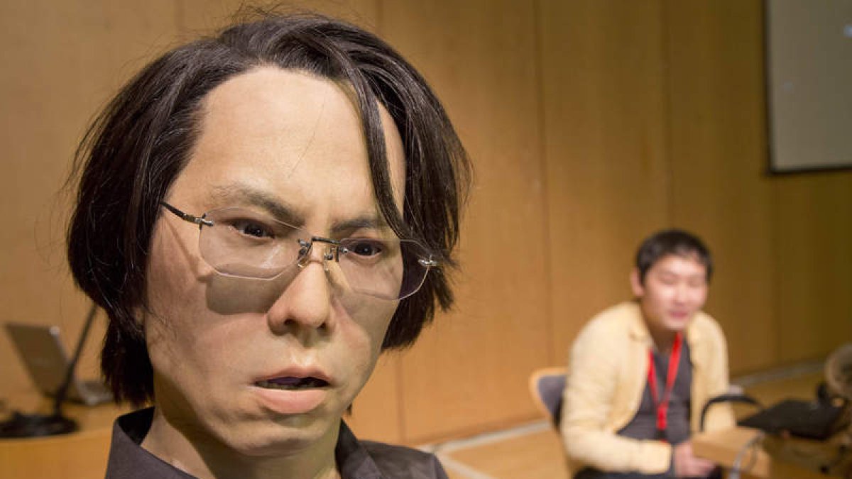 La réplica humanoide del profesor Hiroshi Ishiguro imparte una conferencia magistral en Salamanca. En la imagen junto a su ayudante Kohei Ogawa.