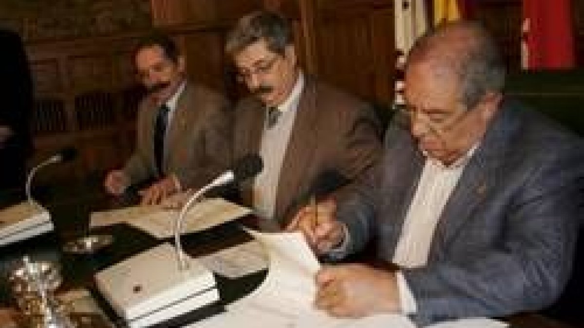 El catedrático De Luis Calabuig, el vicerrector Pérez de la Vega y el responsable de Gersul, ayer