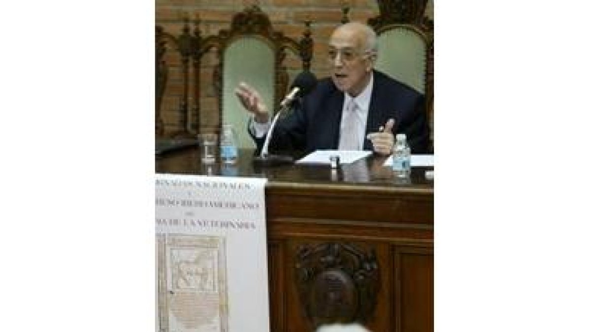 El catedrático emérito Miguel Cordero del Campillo, durante su ponencia