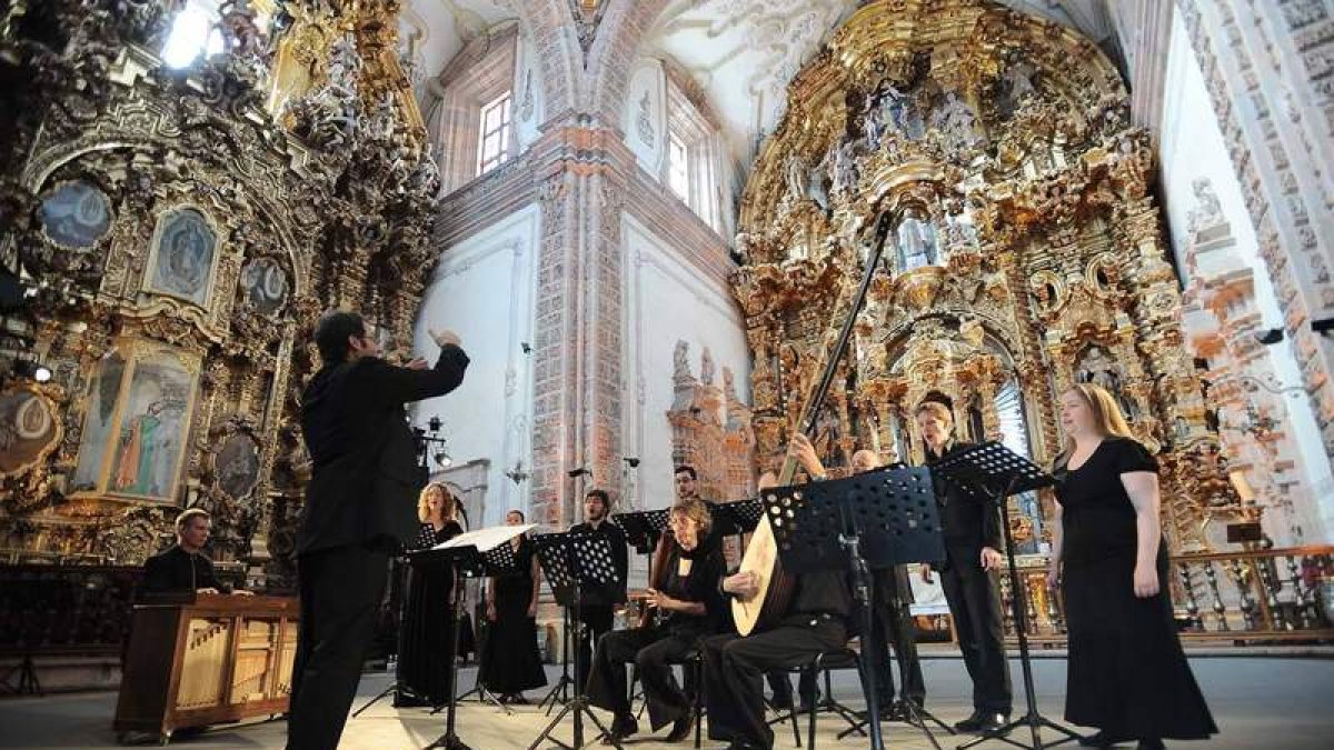 El conjunto español La Grande Chapelle, durante uno de sus recitales. Abajo, el maestro Jordi Savall. CHRISTA COWRIE/ DAVID IGNASZWESKI