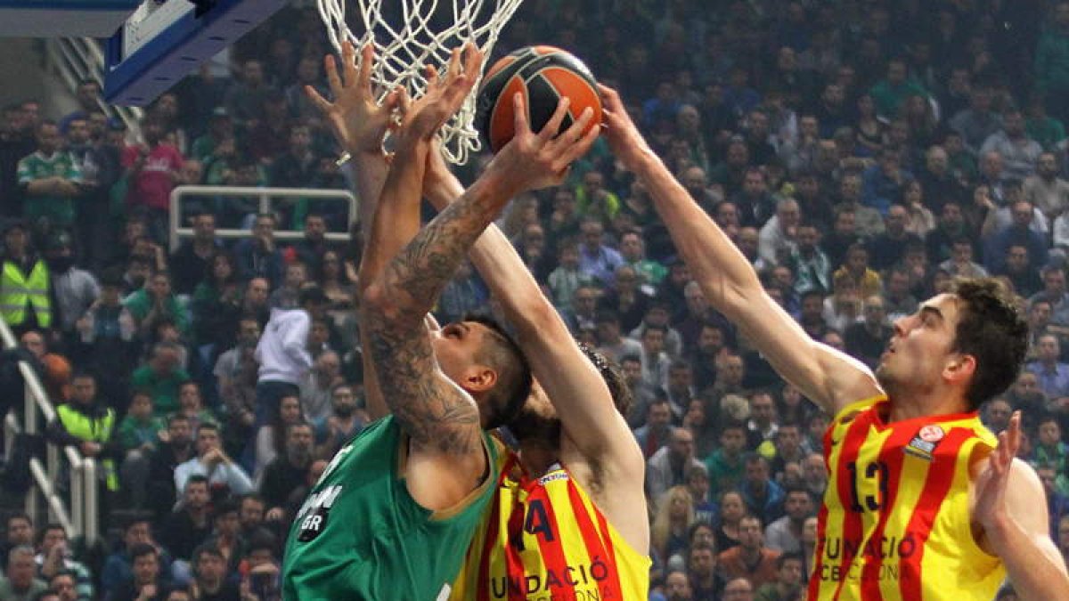 El juego interior del Barcelona frenó al Panathinaikos.