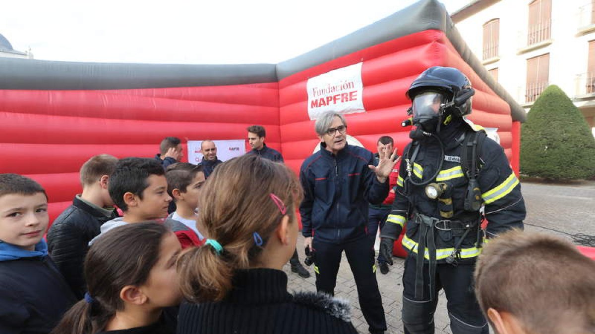 Escolares reciben información de Valcarce sobre el equipo de intervención de incendios. ANA F. BARREDO