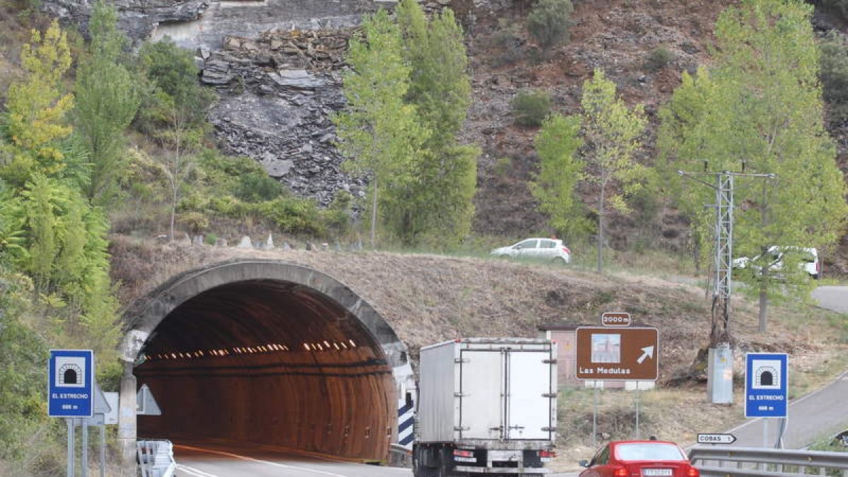 Imagen de la N-120, a su paso por La Barosa, que se prevé desdoblar en autovía a Orense.