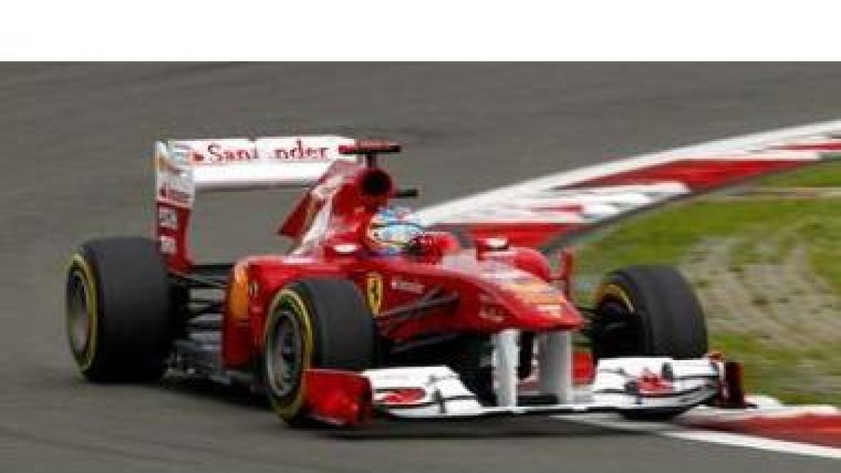 El piloto español de Ferrari, Fernando Alonso, en acción durante las pruebas de clasificación.