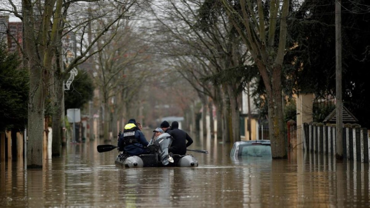 El agua del Sena inunda las calles de la comuna de Villeneuve-Saint-Georges en el sureste de Paris, Francia