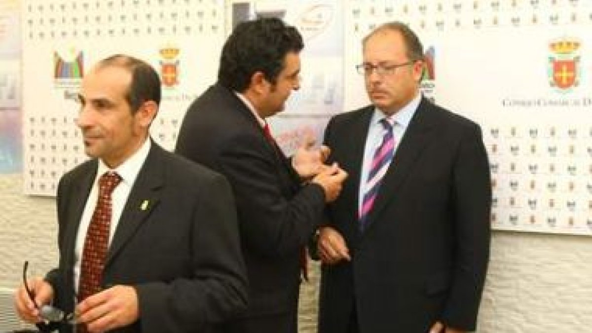 Celemín, José Luis Ramón y el delegado de la Junta, en un encuentro en la sede comarcal.