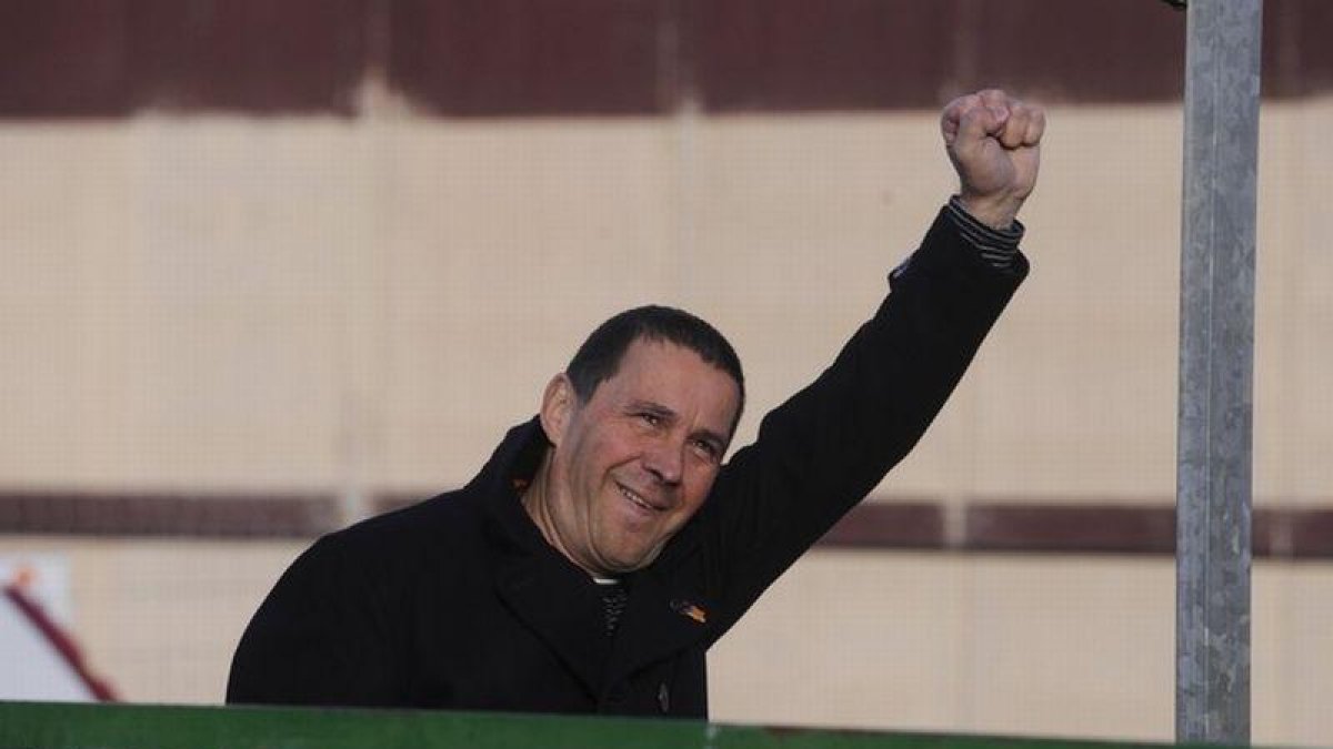 Arnaldo Otegi, con el puño en alto, a su salida de la cárcel de Logroño el pasado 1 de marzo.