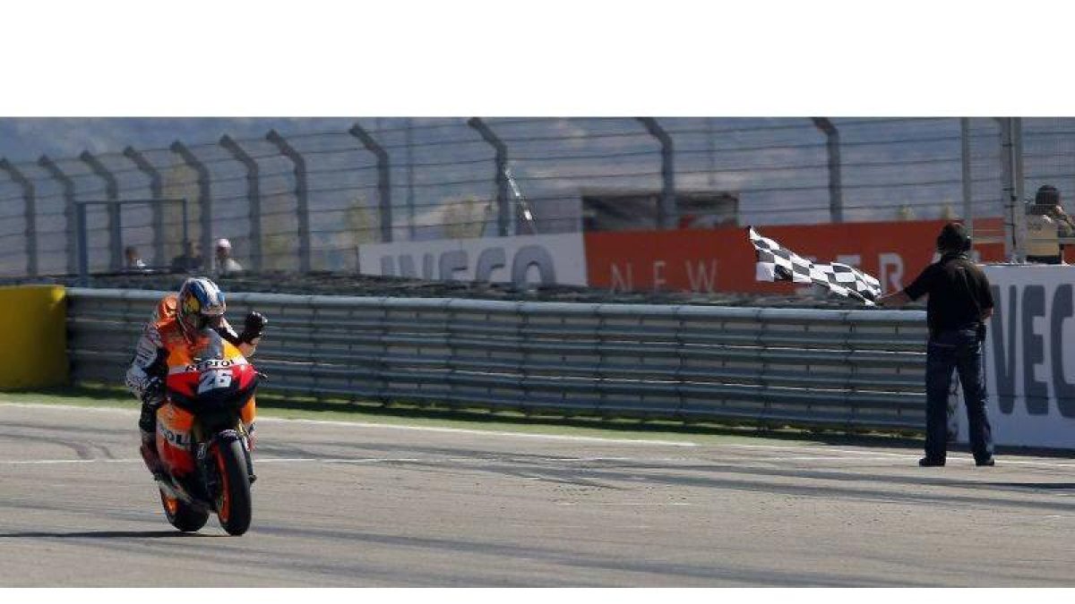 Dani Pedrosa celebra la victoria en la recta de meta del circuito de Alcañiz.	Dani Pedrosa celebra la victoria en la recta de meta del circuito de Alcañiz.