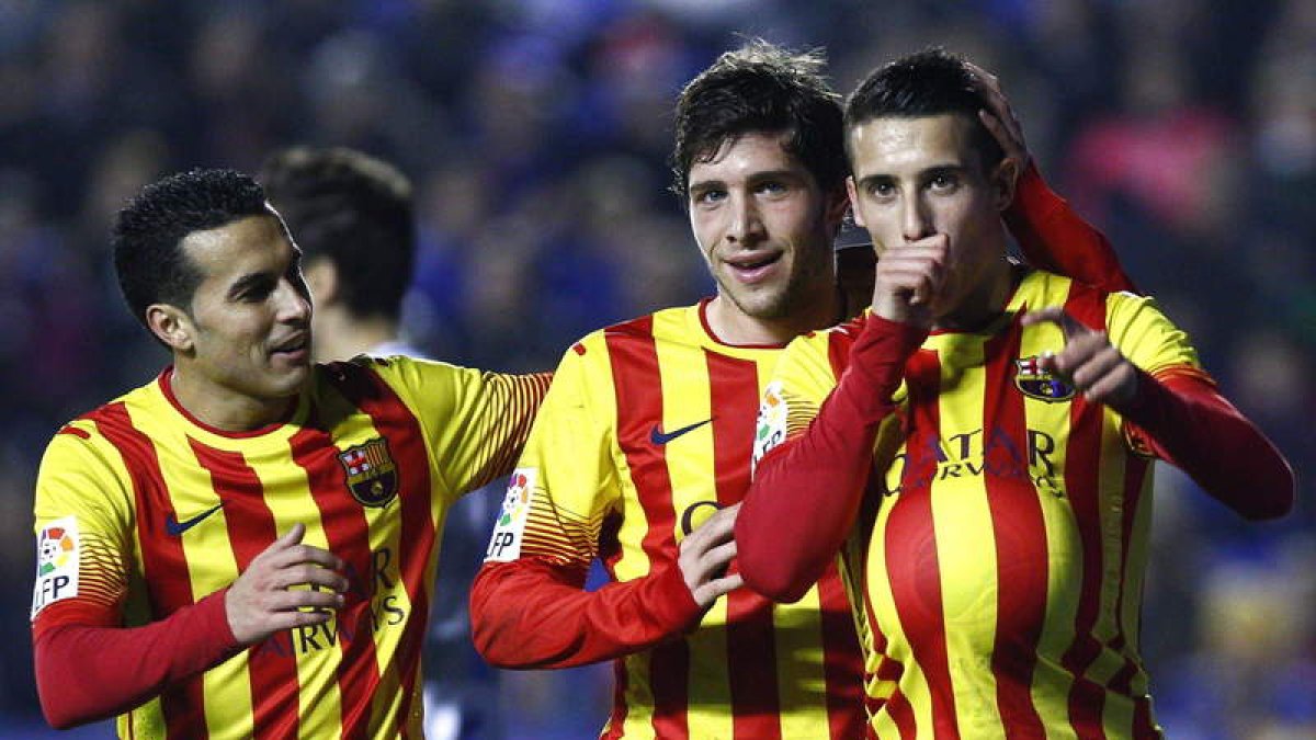 Cristian Tello, rodeado de compañeros, firmó un hat trick y se llevó el balón a casa como recuerdo.