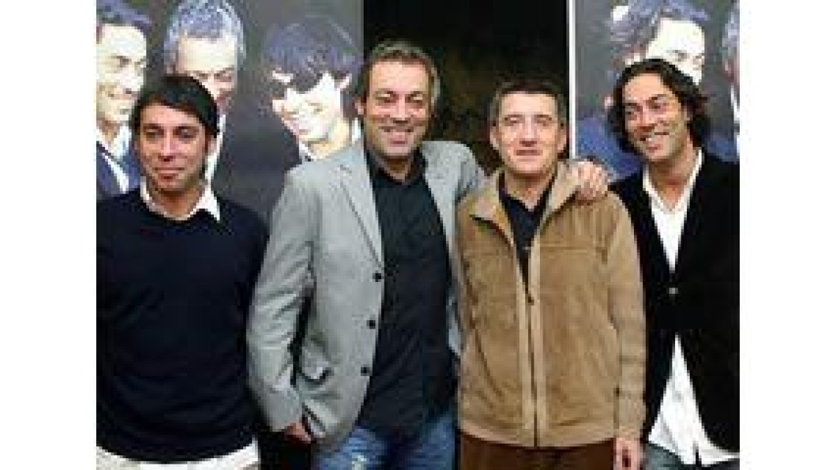 El trio leonés, junto al alcalde