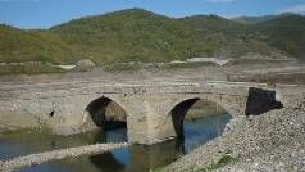 El puente de Pedrosa, aún en pie, tras veinte inviernos bajo el agua