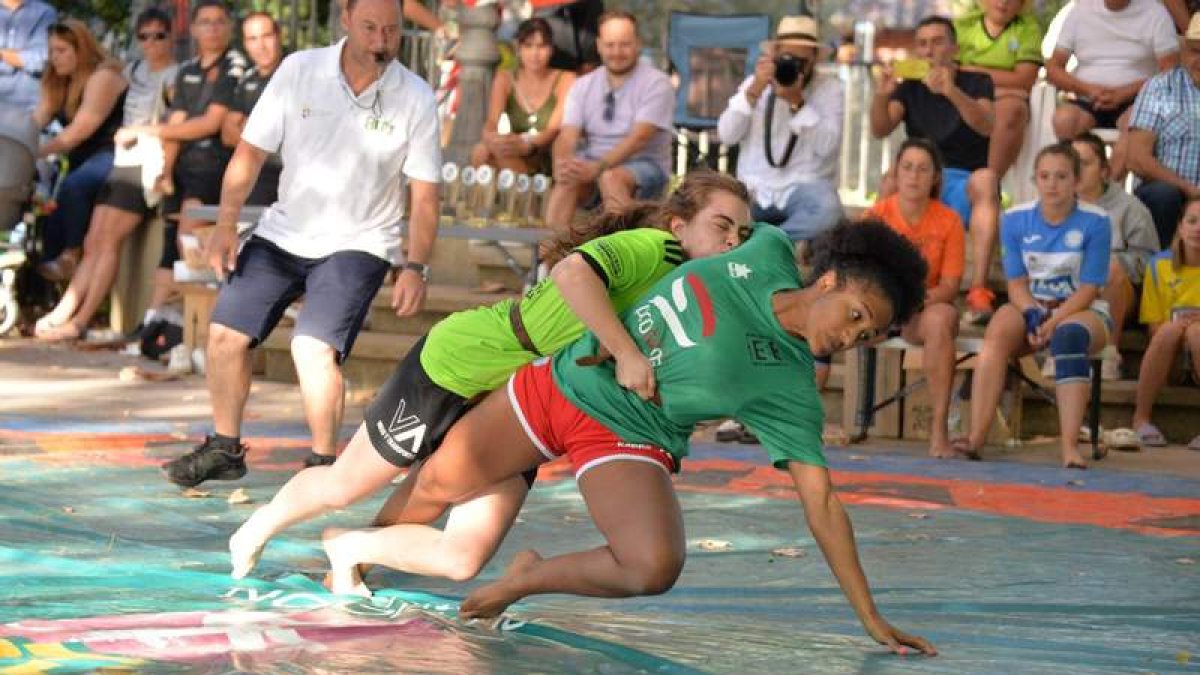 Beatriz Riaño y Luzma Carcedo en su combate. ÁLVARO QUIÑONES