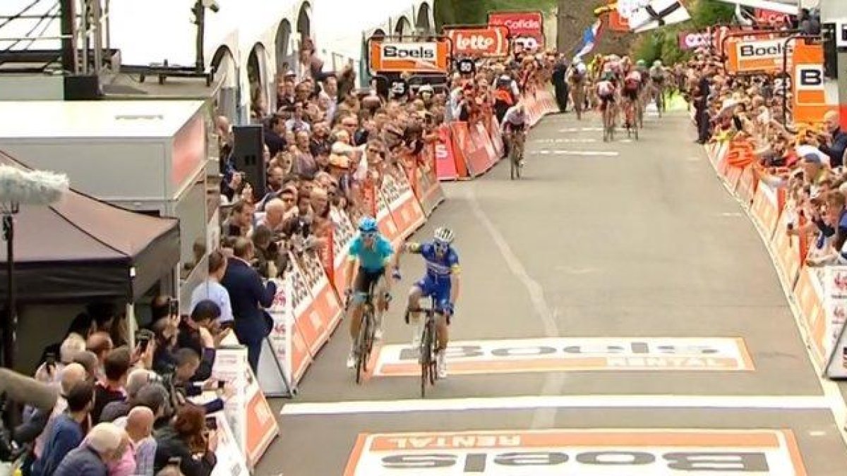 Alaphilippe y Fuglsang, en la cima de Huy.
