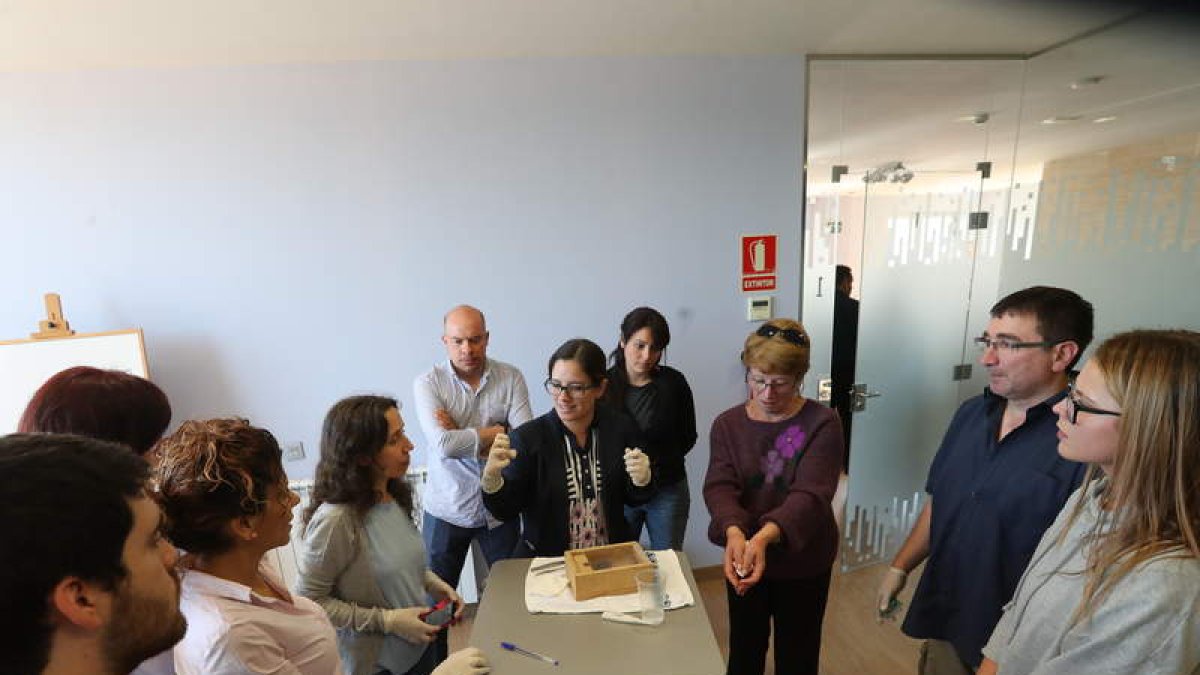 La doctora Luciana Ghersi y los alumnos del curso. ANA F. BARREDO