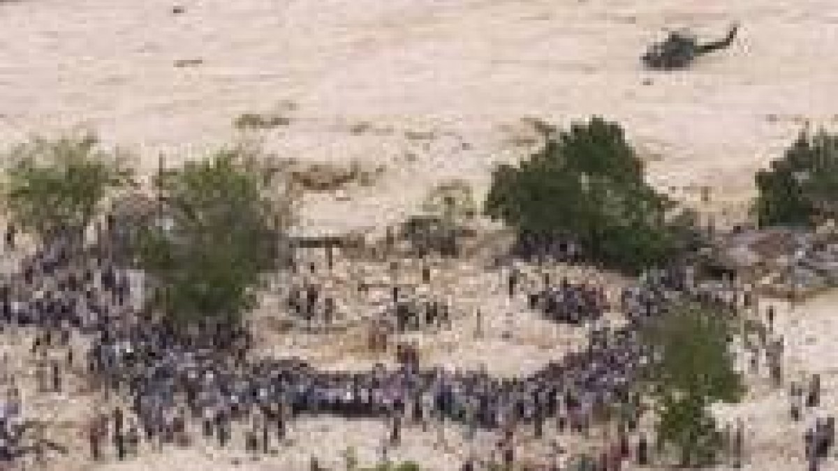 Habitantes de la ciudad haitiana de Fond Verretes esperan la ayuda que llega en helicóptero