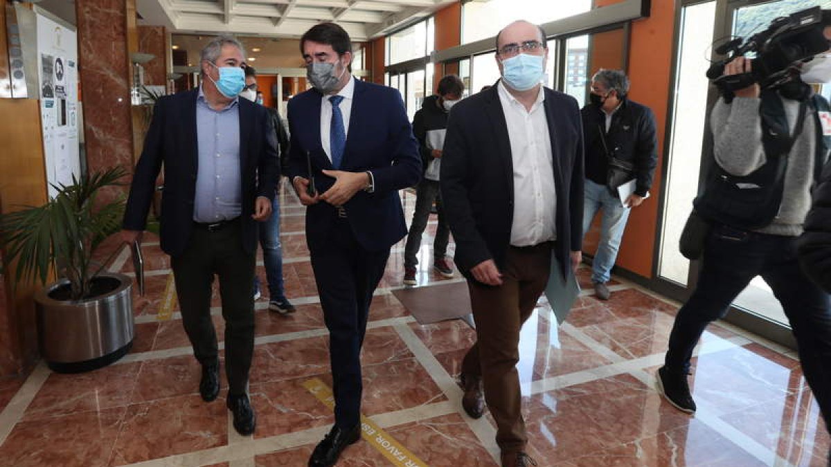 S. Torné, Suárez-Quiñones y Morala acceden al lugar de la ponencia. ANA F. BARREDO