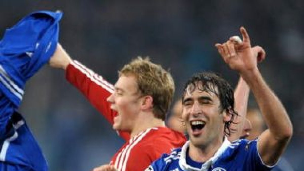Raúl y el portero Manuel Neuer celebran la victoria sobre el Valencia.