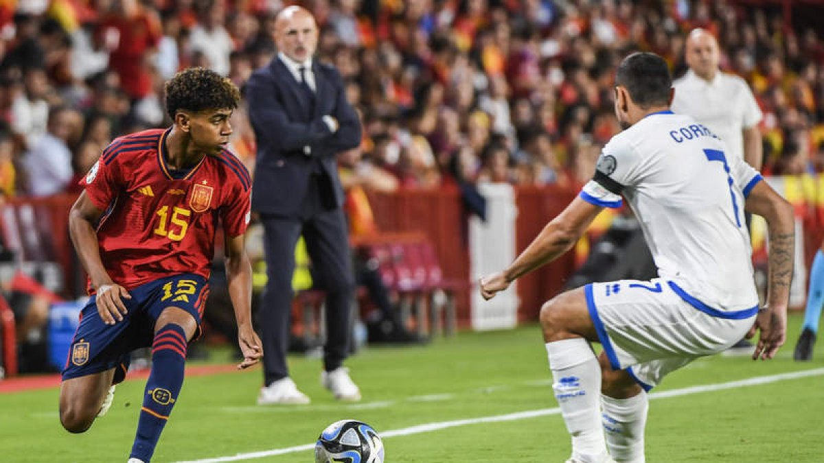 El delantero de la selección española Lamine Yamal controla un balón frente a Chipre. MOLINA